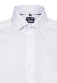 Weißes strukturiertes Hemd mit modernem Schnitt, featuring einen spitzen Kragen, drei Knöpfen und einer kleinen Tasche mit dezentem Branding.