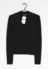 Maglione nero a maniche lunghe con scollatura a V profonda. Realizzato in materiale morbido, presenta una linea dritta e dettagli minimi. Etichetta attaccata visibile.