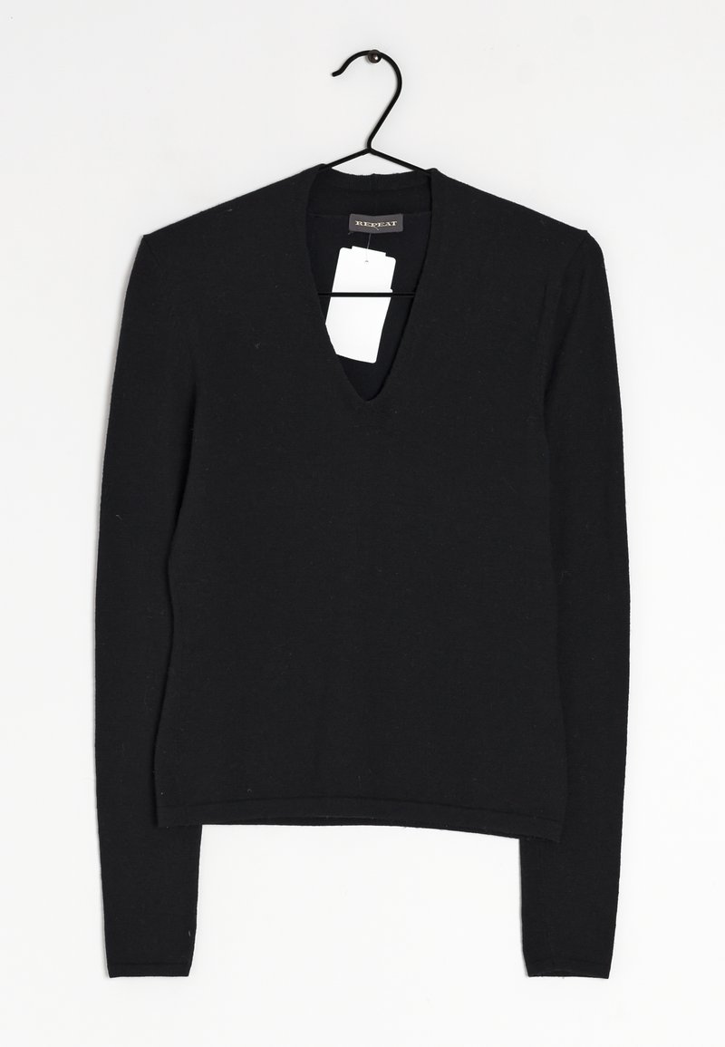 Maglione nero a maniche lunghe con scollatura a V profonda. Realizzato in materiale morbido, presenta una linea dritta e dettagli minimi. Etichetta attaccata visibile.