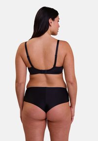 Ensemble de lingerie noir composé d'un soutien-gorge simple avec des bretelles réglables et d'une culotte taille haute assortie, au toucher doux et avec un design minimaliste.