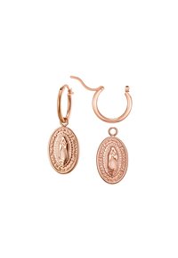 Orecchini a cerchio in oro rosa con pendenti ovali caratterizzati da un'incisione della Vergine Maria e dettagli decorativi lungo il bordo. Finitura liscia e texture lucida.