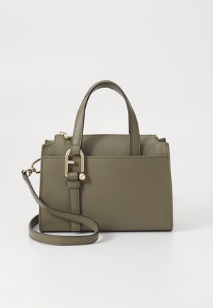 Bolsa de mão verde-azeitona em material suave com duas alças superiores e uma alça destacável. Apresenta acabamentos em tom dourado e um design estruturado.