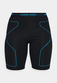 Czarne sportowe szorty z niebieskimi kontrastowymi szwami, wyposażone w elastyczny pas z logo oraz przylegający, elastyczny krój zapewniający optymalną swobodę ruchów.