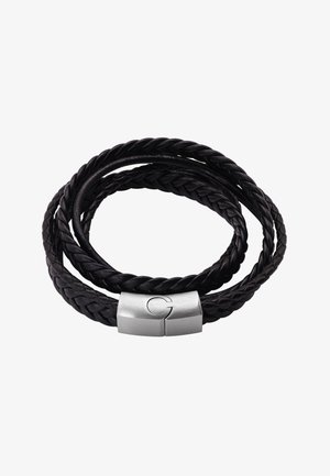 Bracelet en cuir tressé noir avec trois brins et un fermoir en métal argenté agrémenté d'un logo. Texture lisse, conception durable.