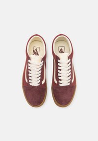 Baskets bordeaux avec des embouts en daim et des accents en cuir blanc, dotées de lacets blancs et d'une semelle en caoutchouc gomme.