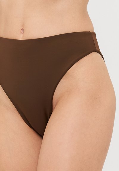 Hnedé bikiny s vysokým pásom, hladká textúra, minimalistický dizajn, zahnuté bočné okraje a žiadne viditeľné vzory ani kovové detaily.