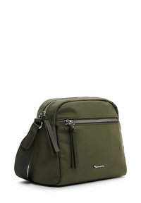 Olivgrünes Nylon-Crossbody-Bag mit Reißverschluss, verstellbarem Tragegurt und zwei vorderen Reißverschlusstaschen. Mit Logo-Detail auf der Vorderseite.