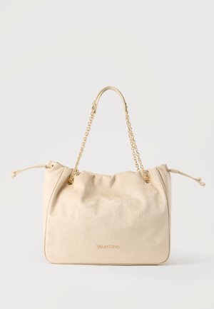 Μπεζ τσάντα χεριού Valentino με ανάγλυφο μοτίβο λογότυπου, διπλό λουρί με χρυσή αλυσίδα, πλευρές με κορδόνι και χρυσή πλακέτα με το όνομα Valentino στο μπροστινό μέρος.