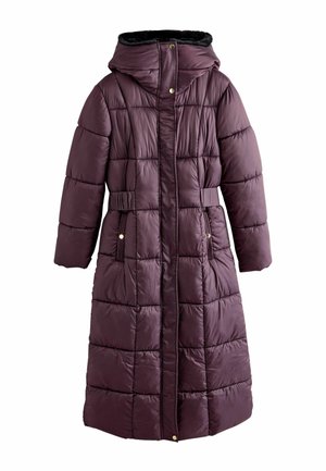 Długi, ocieplany płaszcz w głębokim purpurze z zamkiem z przodu, paskiem w talii i kapturem. Ma poziome pikowanie oraz boczne kieszenie z złotymi akcentami.