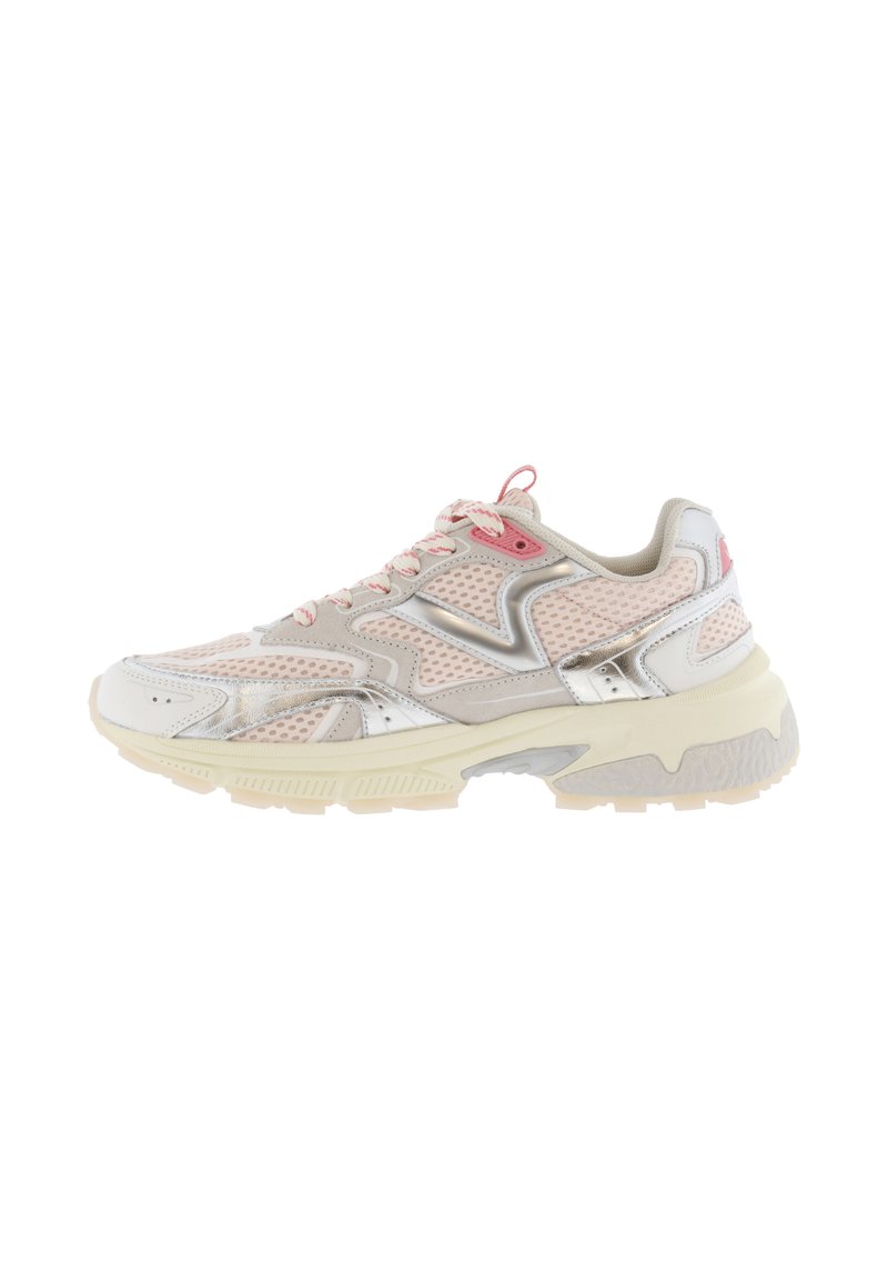 Zapatillas ligeras en gris y rosa con parte superior de malla, acentos metálicos, suela texturizada y cierre de cordones.