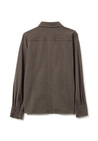 Camicia a maniche lunghe in tessuto marrone scuro. Presenta un colletto, polsini con bottoni e una texture liscia con dettagli di cucitura sottili.
