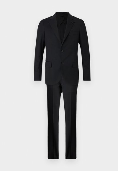 Traje negro compuesto de una chaqueta ajustada con dos botones, solapa de muesca y pantalones rectos a juego. Tejido suave con un detalle mínimo.
