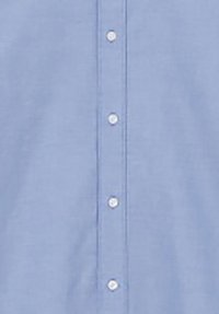 Helles blaues Hemd mit Knöpfen, das eine glatte Textur aufweist, sechs weiße Knöpfe an der Vorderseite und ein klassisches Kragen-Design hat.