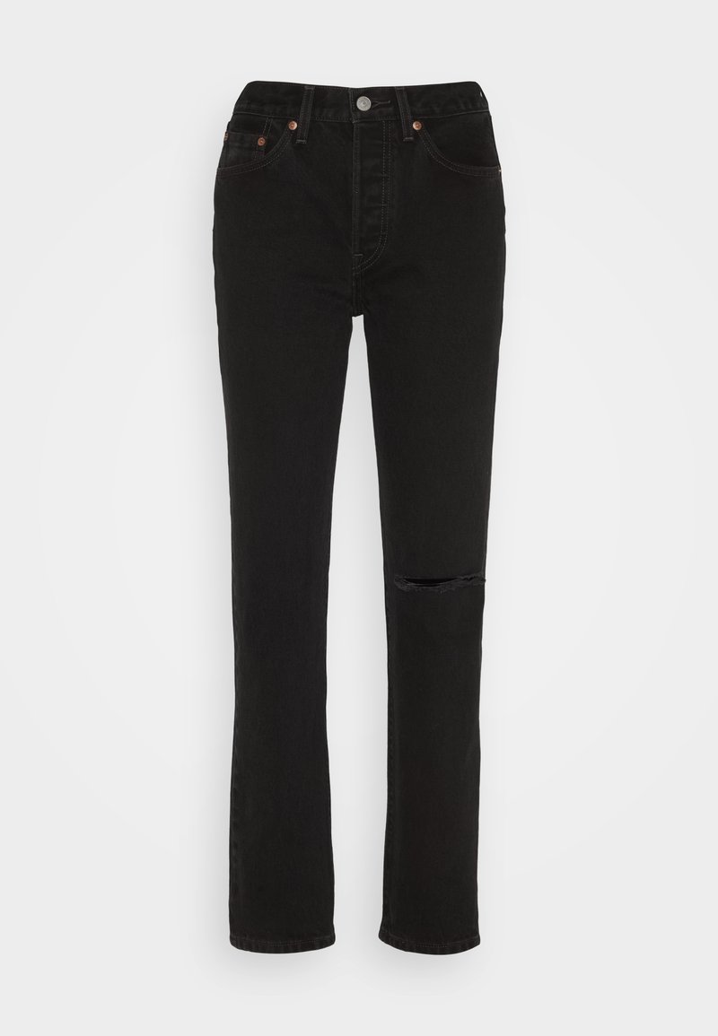 Jeans de denim negro con un diseño de pierna recta, que cuentan con un detalle de rodilla rasgada, cinco bolsillos y acentos de hardware en color cobre en la cinturilla.