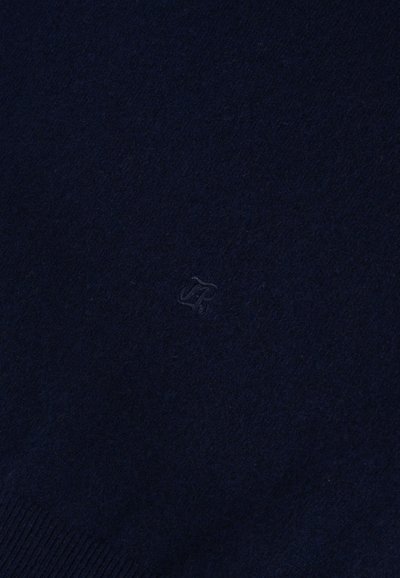 Marinblauer Wollpullover mit einer dezenten Textur und geripptem Saum, ausgestattet mit einem geprägten Logo in der unteren Ecke.