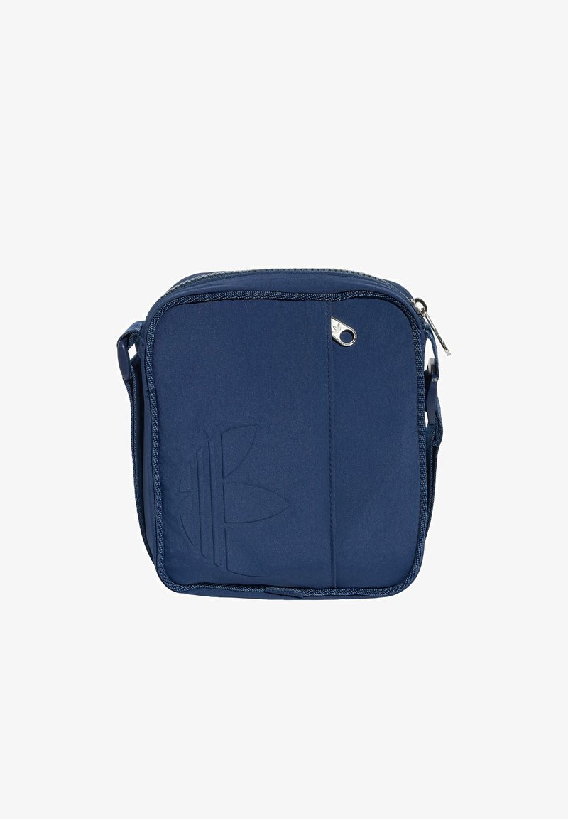 Sac bandoulière carré bleu marine avec poche zippée à l'avant, sangle réglable et logo embossé dans le coin inférieur gauche.