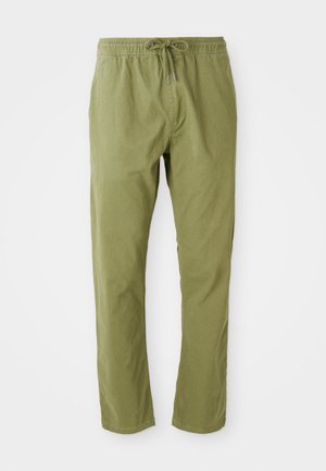 Olijfgroene relaxed fit broek met een elastische tailleband en trekkoord. Gemaakt van zachte stof met een gladde textuur en rechte pijpen.