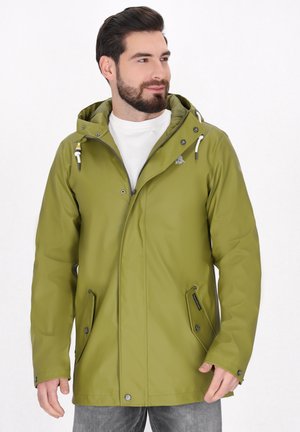Grøn vandtæt jakke med hætte, lynlåslukning, to forlommer og hvide snore. Glat tekstur og tætsiddende design.