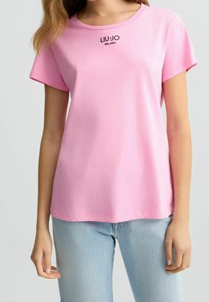 Růžové bavlněné tričko s krátkými rukávy a kulatým výstřihem. Na hrudníku se nachází černé logo "LIU:JO MILANO". Hladká struktura.