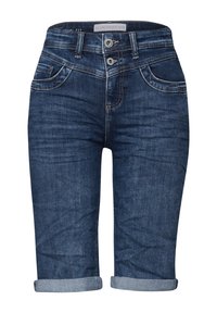 Pantalones cortos de mezclilla en azul oscuro con un acabado desgastado, que presentan un dobladillo enrollado, dos bolsillos delanteros, cierre de doble botón y sutiles detalles de costura.