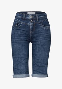 Pantalones cortos de mezclilla en azul oscuro con un acabado desgastado, que presentan un dobladillo enrollado, dos bolsillos delanteros, cierre de doble botón y sutiles detalles de costura.