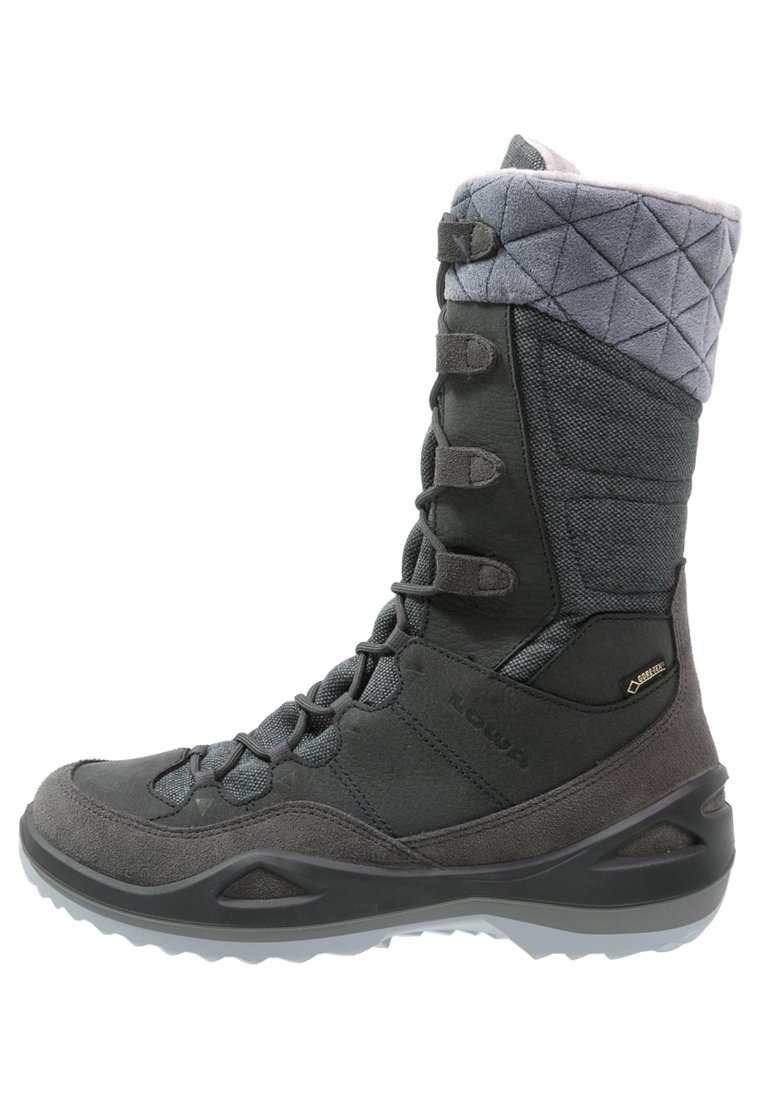 Wysokie, ciemnoszare zimowe buty z przodem na sznurówki, pikowaną, ocieplaną cholewką oraz metką Gore-Tex z boku, zapewniającą wodoodporność.