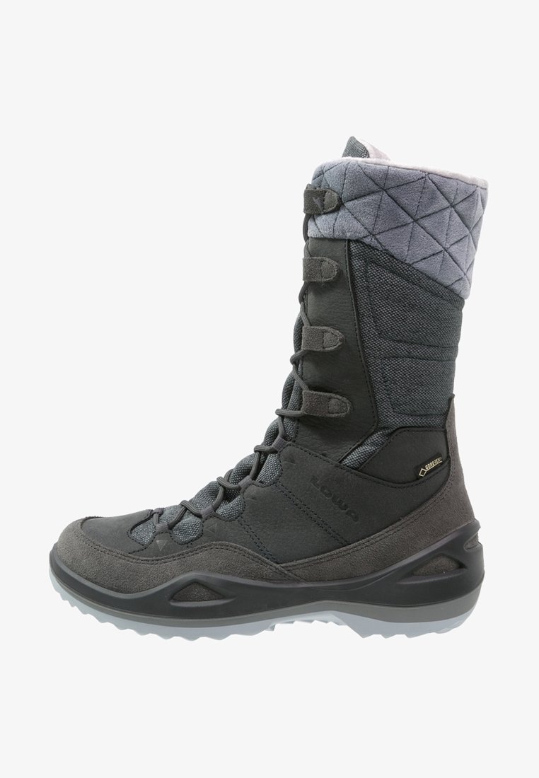 Wysokie, ciemnoszare zimowe buty z przodem na sznurówki, pikowaną, ocieplaną cholewką oraz metką Gore-Tex z boku, zapewniającą wodoodporność.