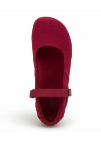 Ballet flat in tessuto rosso con punta tonda, fascetta elastica sul dorso del piede e morbida fodera interna. Design elegante e semplice senza ulteriori decorazioni.
