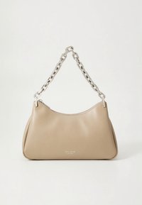 Mala de mão em couro bege com silhueta arredondada, alça de corrente prateada e logótipo em relevo na parte da frente. Textura suave e design minimalista.