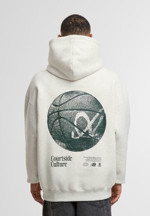 Hanorac gri deschis cu un grafic mare de baschet verde pe spate, având textul "Courtside Culture." Material din bumbac cu o textură moale.