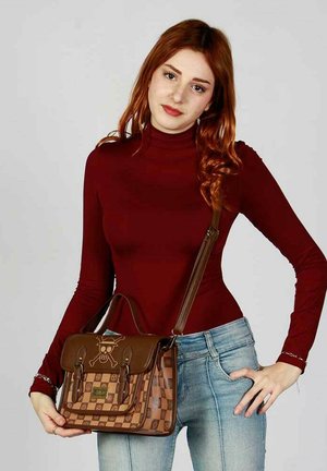 Bolso de hombro de cuero marrón con patrón de tablero de ajedrez, que presenta un diseño de calavera, dos asas superiores y una correa de hombro desmontable.