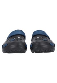 Sabots en caoutchouc noir avec une sangle bleu foncé, dotés de trous de drainage, d'une semelle texturée et d'une finition lisse.