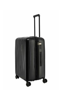 Maleta rígida negra con cuatro ruedas giratorias, asa telescópica extendida, asa lateral y cerradura combinada incorporada.