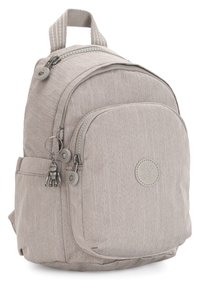 Grå stof rygsæk med en rund form, lynlåslommer og en frontlomme. Har en struktureret overflade og en lille charme.