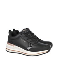 Un par de zapatillas negras Skechers con suelas blancas, cordones negros y sutiles acentos texturizados y brillantes, anguladas para mostrar los lados exteriores.