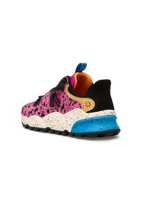 Baskets de sport avec un dessus en rose et noir tacheté, une semelle beige et bleue tachetée, un talon noir, un intérieur orange et une languette bleue.