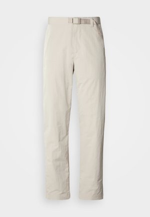 Pantalons beiges au design droit, fabriqués dans un tissu léger. Dotés d'une ceinture intégrée et d'une texture subtile avec une finition élégante.
