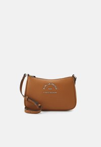 Borsa a tracolla in pelle marrone con finitura testurizzata, dotata di chiusura a zip e dettaglio del logo stampato. Include una tracolla regolabile.
