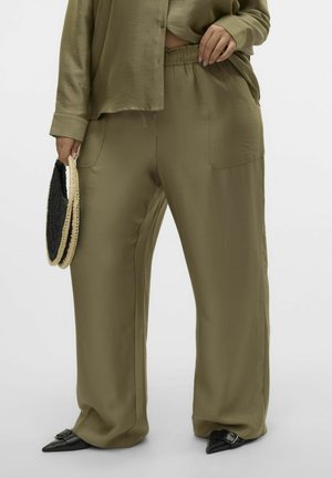 Pantalon vert olive, texturé, avec une taille élastique, des poches latérales et une coupe décontractée, associé à une chemise à boutons assortie et une pochette noire.