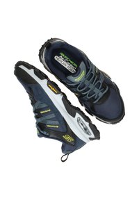 Marineblauwe sportschoenen met een gestructureerd mesh bovenwerk, zwarte synthetische accenten, gele details en een gevoerde tussenzool met een zichtbare luchtunit.