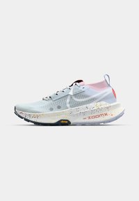Chaussure de course Nike ZoomX en bleu clair avec un talon rose et rouge. Comprend une tige perforée, une semelle intermédiaire mouchetée et une semelle extérieure en Vibram noire.
