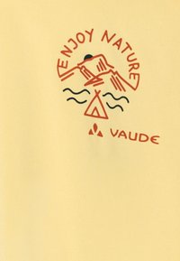 Tessuto giallo con un design stampato che presenta il testo "GODITI LA NATURA" in rosso, montagne, onde e il logo "VAUDE" in basso.
