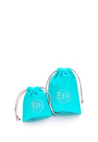 Turkis stofpose med snor i to størrelser; har sølvdetaljer med teksten "Elli" og "vi ♥ smykker." Glat tekstur.