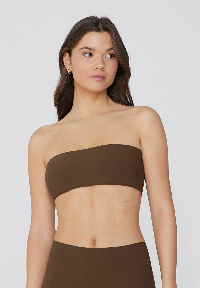 Brauner trägerloser Bikini-Oberteil mit glatter Oberfläche und minimalistischem Design, das eine gerade Schnittform und eine enge Passform aufweist.