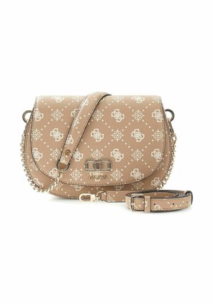 Sac bandoulière beige Guess avec motif monogramme, accents en chaîne dorée, fermeture à rabat et sangle amovible et réglable sur fond blanc.