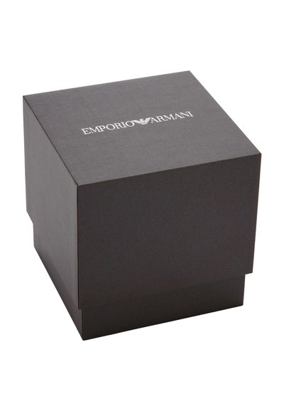 Boîte de luxe carrée noire avec le logo argenté "EMPORIO ARMANI" centré sur le couvercle supérieur, sur fond blanc.