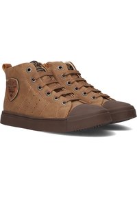 Bruine hoge sneakers van suede, met een gestructureerd oppervlak, metalen veterogen en een logo-opdruk aan de zijkant. Rubberen neuskap en zool.