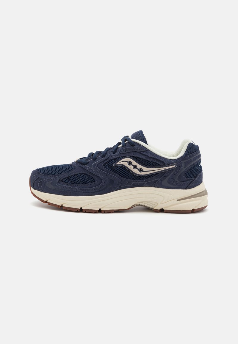 Scarpe da ginnastica blu navy con tomaia in rete, suola intermedia color crema e suola in gomma marrone. Presentano un logo argentato e dettagli texturizzati sui lati.