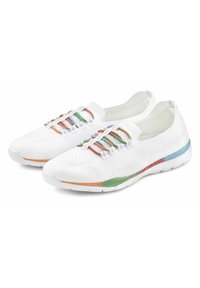 Scarpe da trekking bianche con tomaia in maglia, lacci elastici multicolori e suola testurizzata con accenti blu, verdi e arancioni.