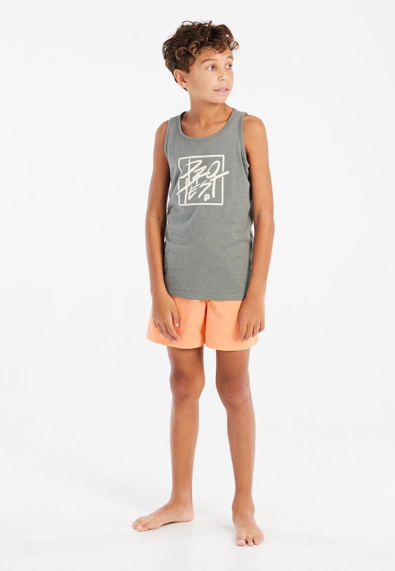 Grijze tanktop met wit grafisch ontwerp, gecombineerd met oranje shorts. Lichtgewicht stof, mouwloos model en casual pasvorm voor comfort.